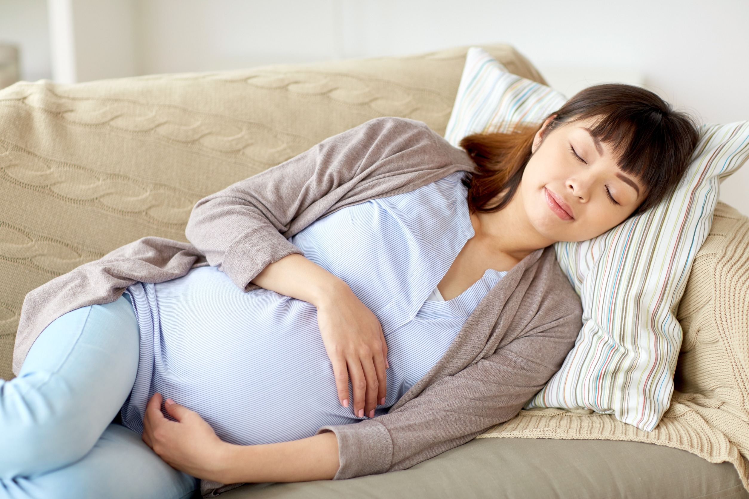 Posisi Tidur yang Baik untuk Ibu Hamil 7-9 Bulan