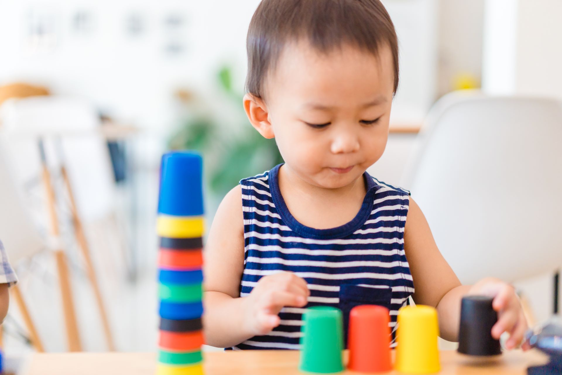 shutterstock_1499789888 Bayi Belum Bisa Pegang Botol Sendiri? Yuk, Cek Cara Melatihnya di Sini!