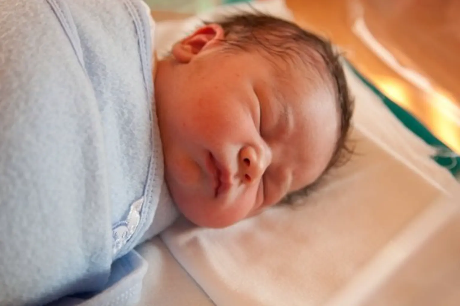 Bayi tidur miring
